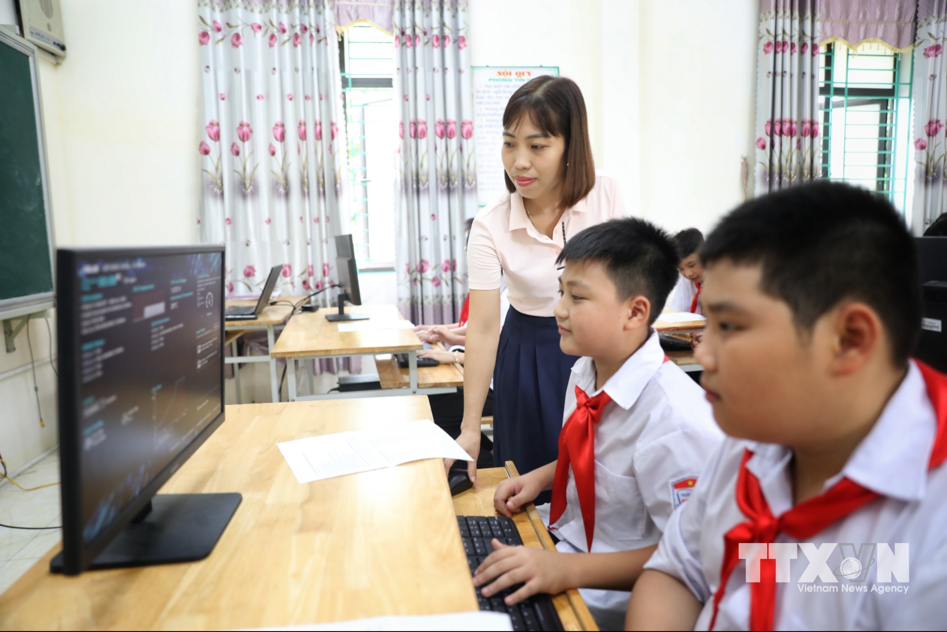 Giờ thực hành tin học tại trường THCS Phúc Hòa. (Ảnh: Danh Lam/TTXVN)